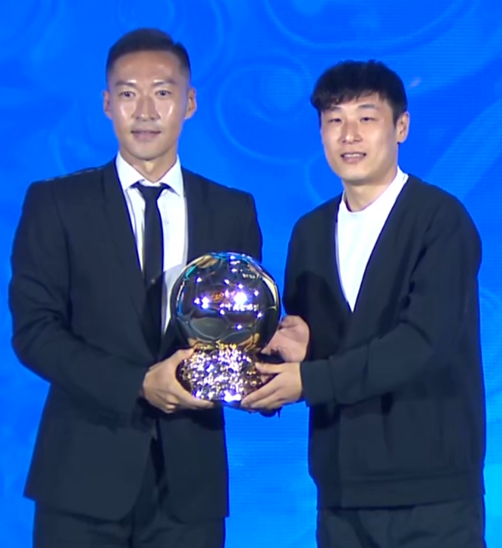 华体会官网入口-中国金球奖感人一幕！五金王为双金王颁奖，吴曦：或是最后一奖